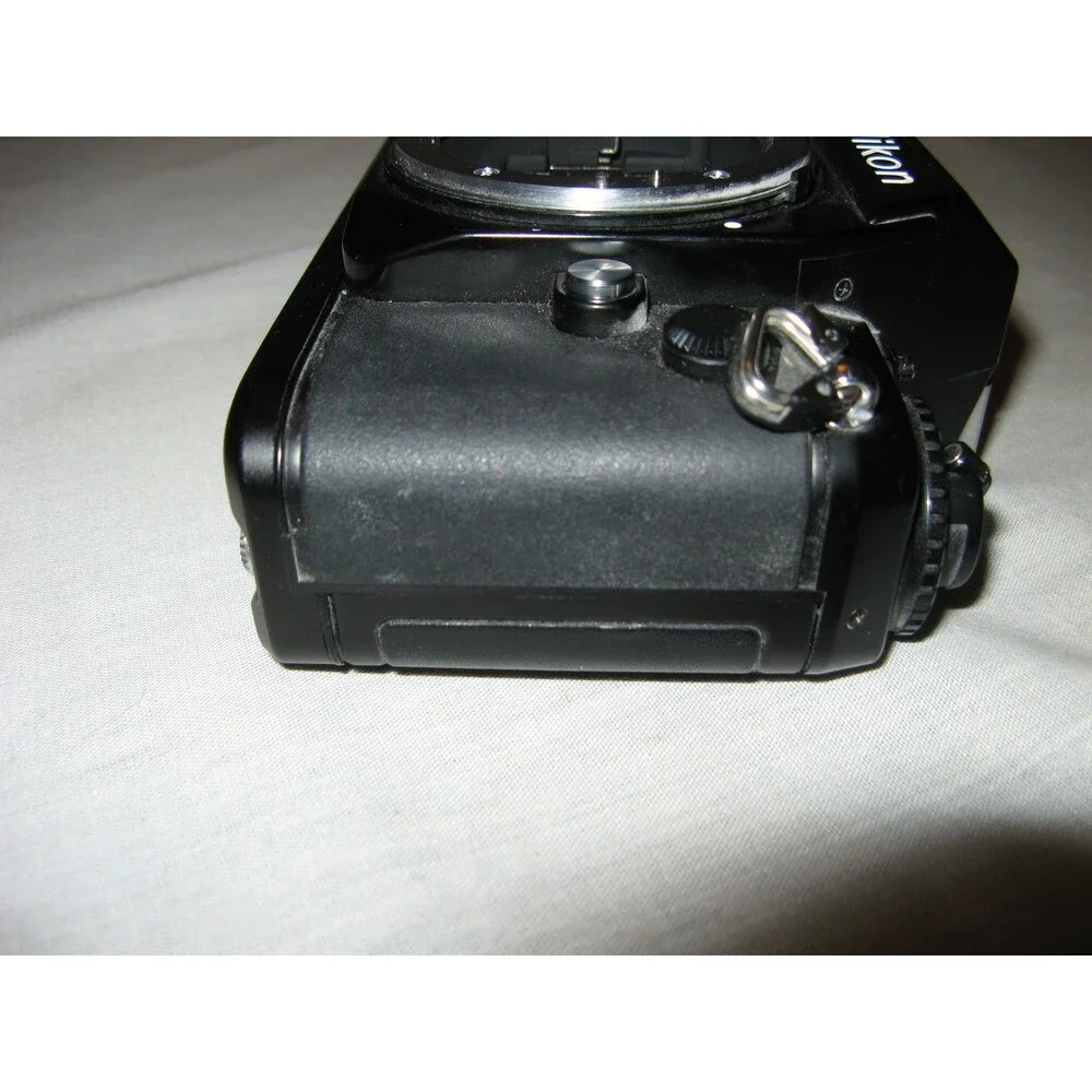 Nikon N2000 35mm Film SLR Camera Black No Lens Powers  SEE DESCRIPTION